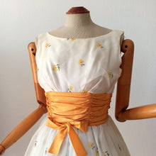 Load image into Gallery viewer, 1950s 1960s - ILGUW, USA - Outstanding Beauty Sunflowers Organza Dress - W27 (68cm)
