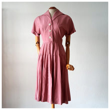 Laden Sie das Bild in den Galerie-Viewer, 1940s - Beautiful Italian Antique Pink Silk Dress - W25 (64cm)
