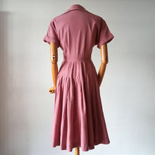 Laden Sie das Bild in den Galerie-Viewer, 1940s - Beautiful Italian Antique Pink Silk Dress - W25 (64cm)
