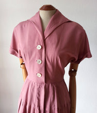 Laden Sie das Bild in den Galerie-Viewer, 1940s - Beautiful Italian Antique Pink Silk Dress - W25 (64cm)
