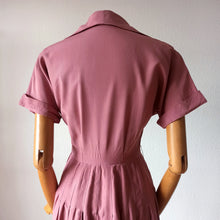 Laden Sie das Bild in den Galerie-Viewer, 1940s - Beautiful Italian Antique Pink Silk Dress - W25 (64cm)
