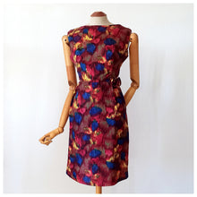 Carica l&#39;immagine nel visualizzatore di Gallery, 1960s - Stunning Abstract Satin Cocktail Dress - W27 (68cm)
