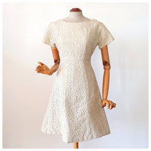 Charger l&#39;image dans la galerie, 1950s 1960s - Charming Beige Cotton Lace Dress - W29 (74cm)
