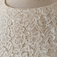 Charger l&#39;image dans la galerie, 1950s 1960s - Charming Beige Cotton Lace Dress - W29 (74cm)
