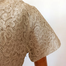 Charger l&#39;image dans la galerie, 1950s 1960s - Charming Beige Cotton Lace Dress - W29 (74cm)
