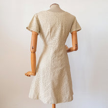 Charger l&#39;image dans la galerie, 1950s 1960s - Charming Beige Cotton Lace Dress - W29 (74cm)
