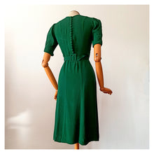 Charger l&#39;image dans la galerie, 1930s - Glorious Forest Green Rayon Crepe Dress - W28.5 (72cm)
