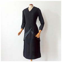 Carica l&#39;immagine nel visualizzatore di Gallery, 1930s - Superb Black Textured Crepe Dress - W32 (82cm)
