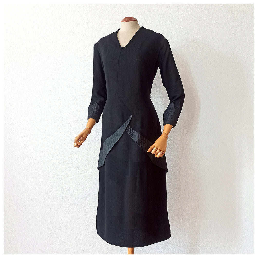 1930s - Superb Black Textured Crepe Dress - W32 (82cm)