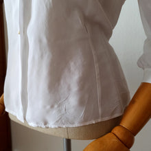 Cargar imagen en el visor de la galería, 1940s - Exquisite White Rayon Silk Blouse - W41 (104cm)
