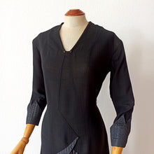 Carica l&#39;immagine nel visualizzatore di Gallery, 1930s - Superb Black Textured Crepe Dress - W32 (82cm)
