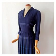 Carica l&#39;immagine nel visualizzatore di Gallery, 1940s - Elegant German Deep Blue Crepe Dress - W27.5 (70cm)
