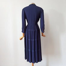 Carica l&#39;immagine nel visualizzatore di Gallery, 1940s - Elegant German Deep Blue Crepe Dress - W27.5 (70cm)
