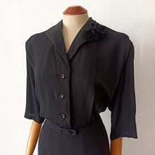 Carica l&#39;immagine nel visualizzatore di Gallery, 1930s 1940s - Elegant Black Belted Rayon Crepe Dress - W39 (100cm)
