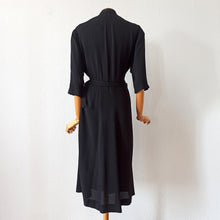 Carica l&#39;immagine nel visualizzatore di Gallery, 1930s 1940s - Elegant Black Belted Rayon Crepe Dress - W39 (100cm)
