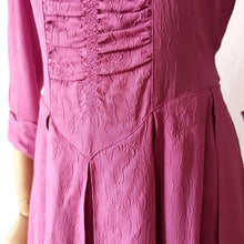 Carica l&#39;immagine nel visualizzatore di Gallery, 1940s - Gorgeous Pink Textured Crepe Dress - W28 (72cm)
