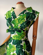 Cargar imagen en el visor de la galería, 1950s - MARY CHARMAINE - Stunning Green Cotton Dress - W26 (66cm)
