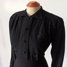 Charger l&#39;image dans la galerie, 1940s - DEROFA MODEL, Germany - Stunning Black Embroidery Wool Dress - W35 (88cm)
