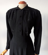 Charger l&#39;image dans la galerie, 1940s - DEROFA MODEL, Germany - Stunning Black Embroidery Wool Dress - W35 (88cm)
