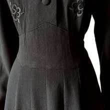 Charger l&#39;image dans la galerie, 1940s - DEROFA MODEL, Germany - Stunning Black Embroidery Wool Dress - W35 (88cm)
