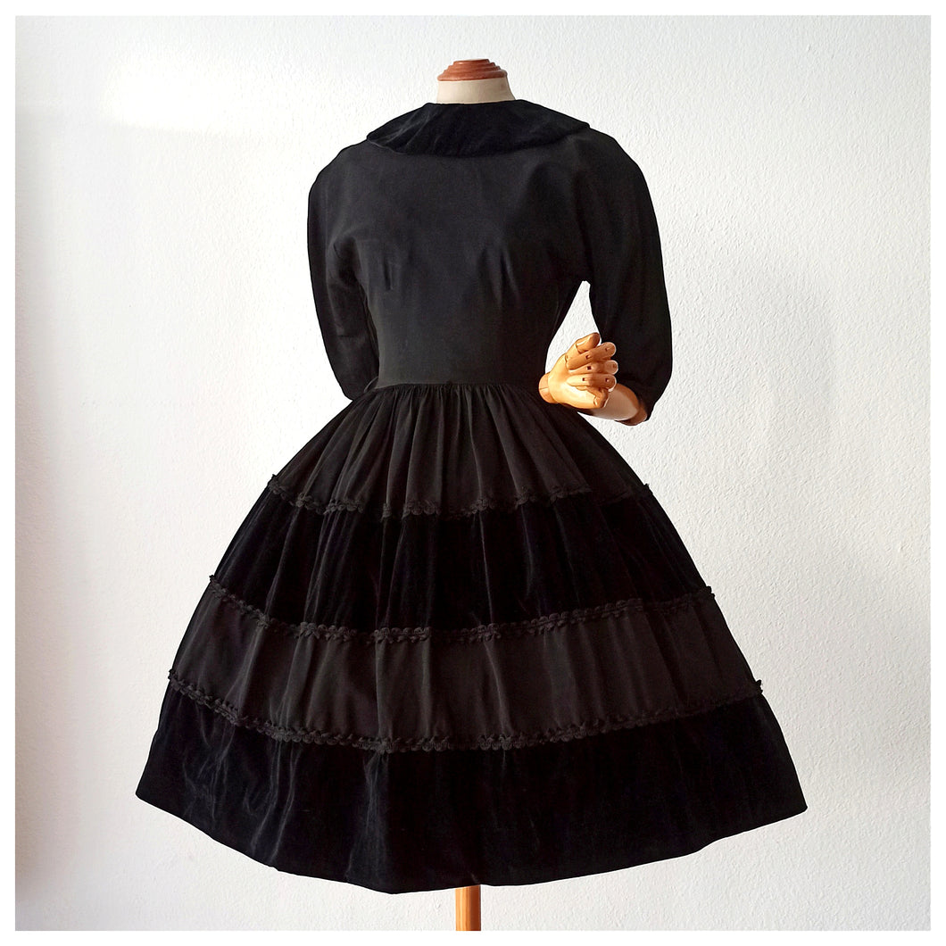 1950s - Exquisite Black Taffeta Velvet Dress - W25 (64cm)