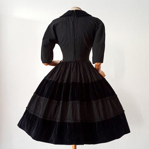 1950s - Exquisite Black Taffeta Velvet Dress - W25 (64cm)