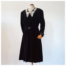 Cargar imagen en el visor de la galería, 1930s - Superb Black Velvet Dress - W37 (94cm)
