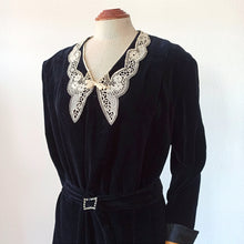 Cargar imagen en el visor de la galería, 1930s - Superb Black Velvet Dress - W37 (94cm)
