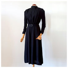 Charger l&#39;image dans la galerie, 1930s - Superb Elegant Black Silk Crepe Belted Dress - W31 (80cm)
