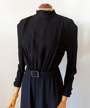 Laden Sie das Bild in den Galerie-Viewer, 1930s - Superb Elegant Black Silk Crepe Belted Dress - W31 (80cm)
