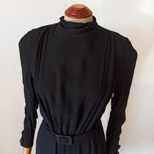 Laden Sie das Bild in den Galerie-Viewer, 1930s - Superb Elegant Black Silk Crepe Belted Dress - W31 (80cm)
