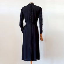 Charger l&#39;image dans la galerie, 1930s - Superb Elegant Black Silk Crepe Belted Dress - W31 (80cm)
