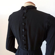 Charger l&#39;image dans la galerie, 1930s - Superb Elegant Black Silk Crepe Belted Dress - W31 (80cm)
