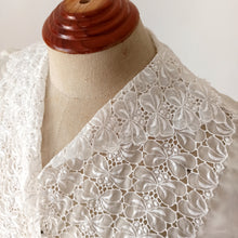 Cargar imagen en el visor de la galería, 1950s - Gorgeous White Nylon Lace Blouse - W37 (94cm)
