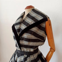 Laden Sie das Bild in den Galerie-Viewer, 1940s 1950s - Stunning Grey Black Satin Lurex Dress - W31 (78.5cm)
