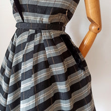 Laden Sie das Bild in den Galerie-Viewer, 1940s 1950s - Stunning Grey Black Satin Lurex Dress - W31 (78.5cm)
