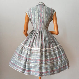 1950s - Adorable Textured Rayon Dress - W29 (74cm)