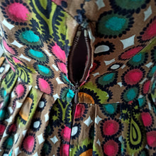 Carica l&#39;immagine nel visualizzatore di Gallery, 1950s 1960s - Colorful Abstract Cotton Dress - W30 (76cm)
