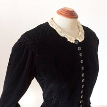 Charger l&#39;image dans la galerie, 1930s - Superb Honeycomb Shoulders Velvet Dress - W31 (80cm)
