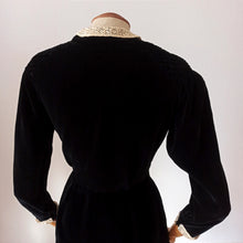 Charger l&#39;image dans la galerie, 1930s - Superb Honeycomb Shoulders Velvet Dress - W31 (80cm)
