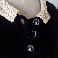 Charger l&#39;image dans la galerie, 1930s - Superb Honeycomb Shoulders Velvet Dress - W31 (80cm)
