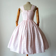 Cargar imagen en el visor de la galería, 1950s 1960s - Sweet Pink Textured Cotton Dress - W27 (68cm)
