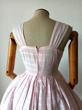 Cargar imagen en el visor de la galería, 1950s 1960s - Sweet Pink Textured Cotton Dress - W27 (68cm)
