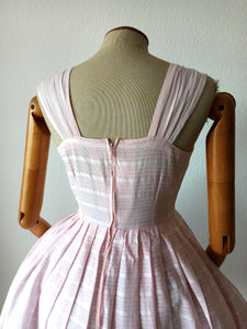 1950s 1960s - Sweet Pink Textured Cotton Dress - W27 (68cm)