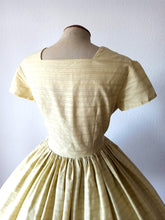 Carica l&#39;immagine nel visualizzatore di Gallery, 1950s 1960s - Adorable Green Limeade Cotton Dress - W29 (74cm)
