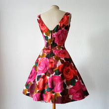 Carica l&#39;immagine nel visualizzatore di Gallery, 1950s 1960s - Stunning Floral Print Cotton Dress - W27 (68cm)
