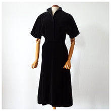 Cargar imagen en el visor de la galería, 1940s 1950s - Superb Black Velvet Dress - W29 (74cm)
