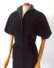 Cargar imagen en el visor de la galería, 1940s 1950s - Superb Black Velvet Dress - W29 (74cm)
