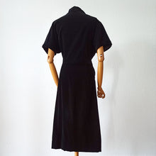 Cargar imagen en el visor de la galería, 1940s 1950s - Superb Black Velvet Dress - W29 (74cm)
