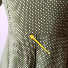 Load image into Gallery viewer, 1940s - Gorgeous Green Dotted Rayon Dress - W25 (64cm)
